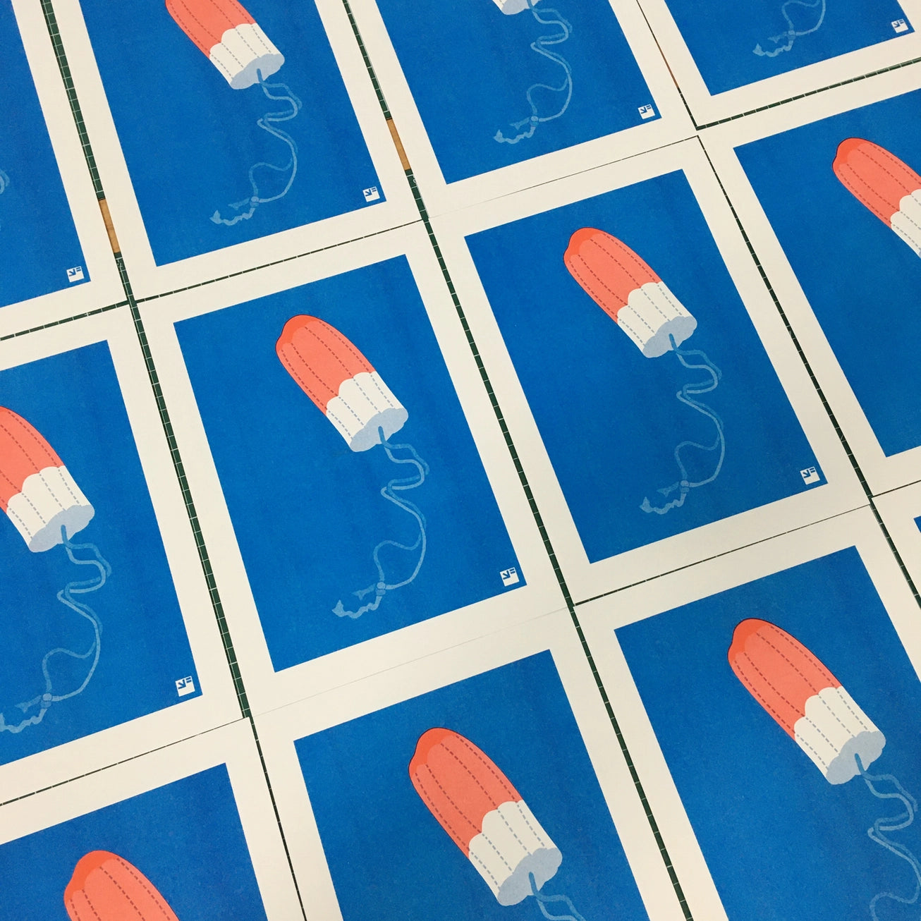 Minimalist risograph art print of a red and white tampon on a vivid blue background, part of VrijFormaat’s Extra Ordinary series. Playful modern design printed with eco-friendly vegetable-based inks on Biotop paper — perfect for design lovers and contemporary art collectors in Europe.