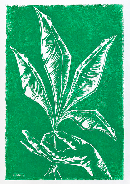 Handmade green botanical linocut print titled Vers by Belgian artist Leda Vaes featuring abstract tropical leaves and a hand in bold carved lines on textured paper, contemporary nature-inspired wall art in A3 format.