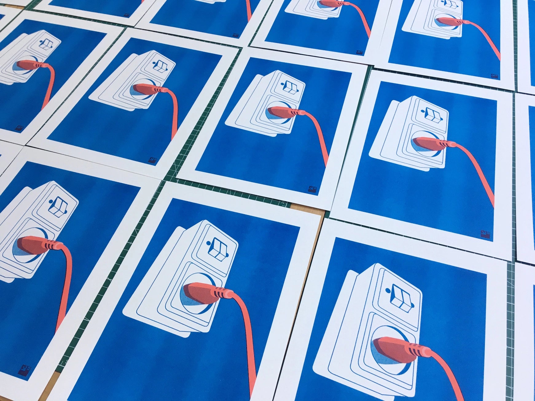 Risograph art print titled Socket by VrijFormaat — minimalist red and blue illustration of an electric wall plug and cord, printed on Biotop 160g A4 paper. Contemporary Dutch design artwork celebrating everyday objects, perfect for modern interiors and design lovers.