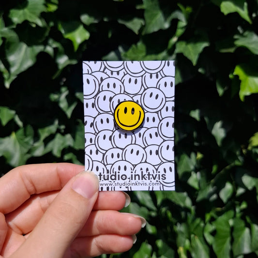 pin - smiley yellow