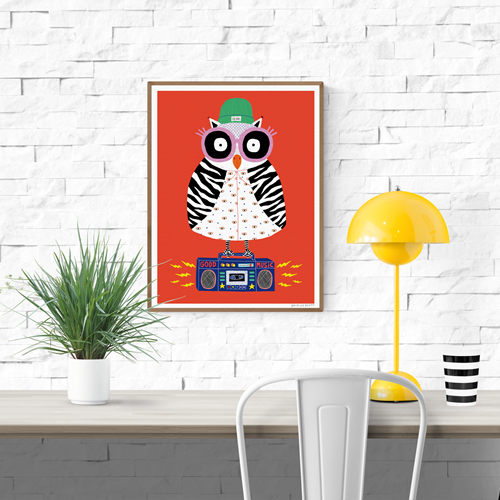 Colorful owl illustration by Dans les Dents, wearing zebra patterns, oversized glasses, and standing on a boombox with the text “Good Music”; vibrant red background and streetwear details.