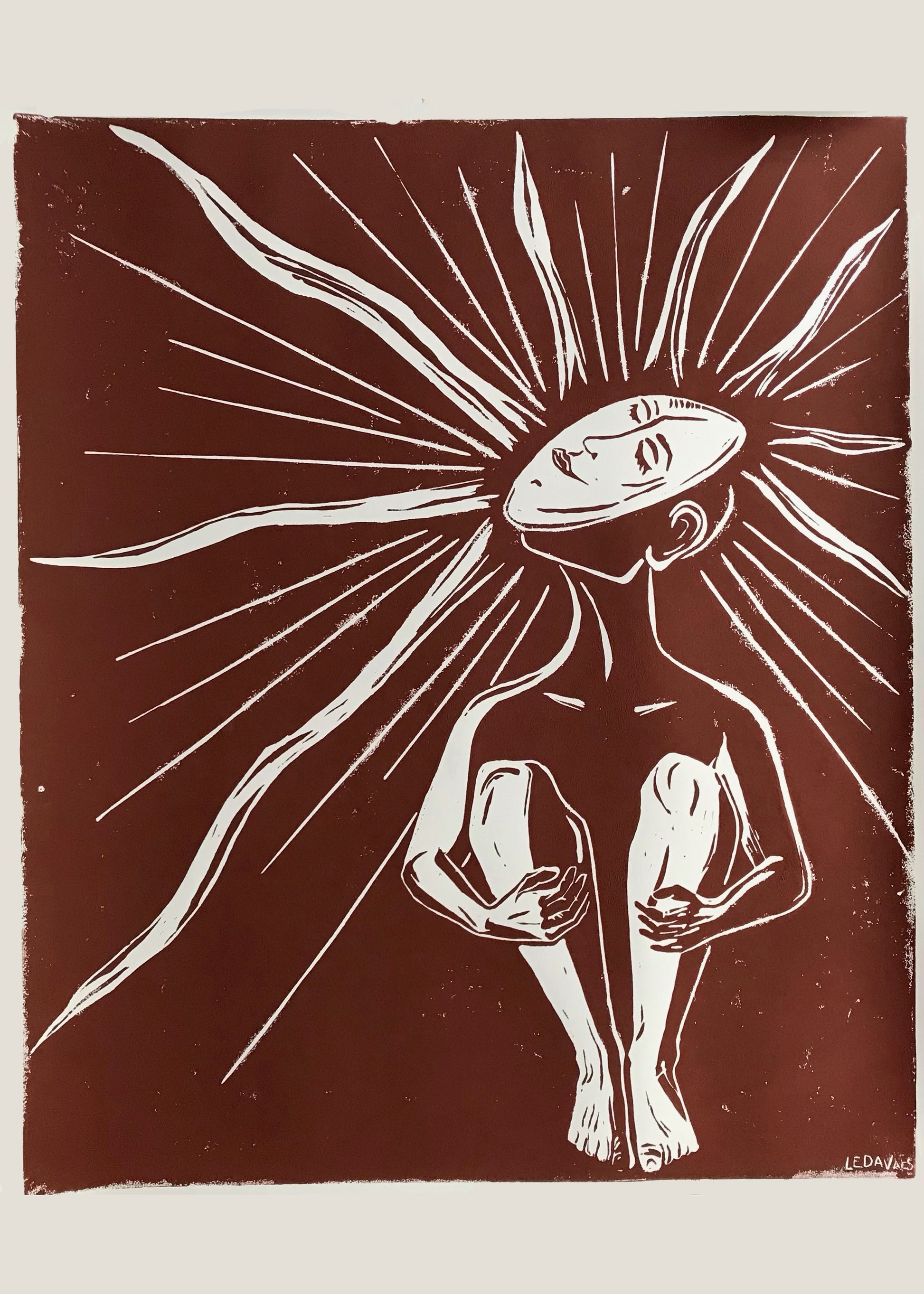 Zonnekind by Leda Vaes, large handmade brown and white linocut print featuring a seated human figure with radiant abstract sun rays extending from the head, expressive contemporary wall art on handmade paper