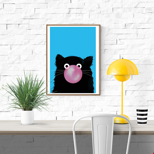 Chewing Bubble Gum Cat by Doozal – 30x40 cm art print of a black cat with big eyes blowing pink bubble gum on a bright blue background. Playful pop-culture inspired wall art, perfect for kids’ room or modern home decor. Printed in France/EU on eco-friendly FSC-certified paper, unframed illustration.