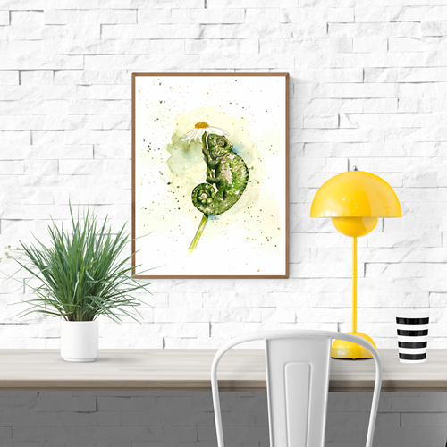 Watercolor art print titled La Señora Carmen by Giu Watercolor featuring a green chameleon hugging a daisy stem, painted in fine detail on a white background – 30 x 40 cm giclée print made in Belgium.