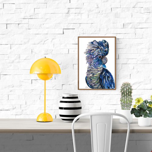 Blue-black cockatoo watercolor art print by Giu, A4 size, featuring an expressive parrot with deep blue feathers and fine details, printed on Modigliani Neve 320 g paper, contemporary animal wall art made in Belgium.