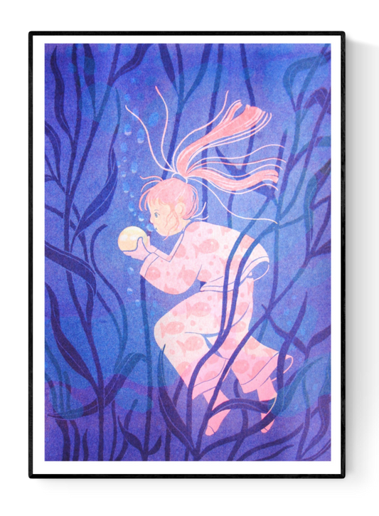 Underwater-themed risograph art print titled La Perle by Pauline Spira, featuring a dreamy girl with flowing hair holding a glowing pearl among seaweed in purple and blue hues – A3 size, limited edition print on Munken paper.