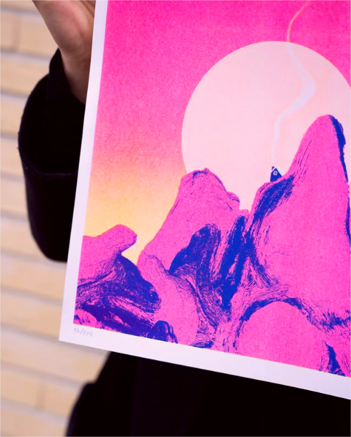 Colorful risograph art print La nuit porte conseil by Ugly Croissant, featuring surreal pink and purple mountain silhouettes under a glowing sun and night sky. Limited edition A3 print, numbered and signed by Belgian artist Kathleen Wijns — perfect for modern, dreamy interiors.