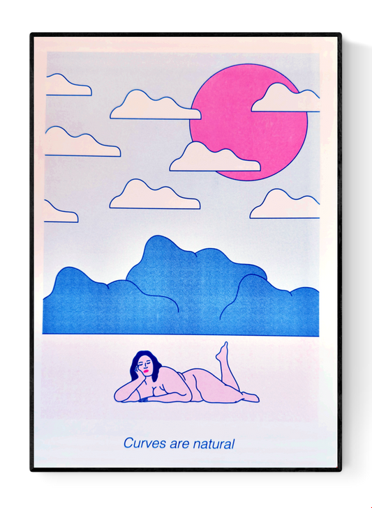 Curves Are Natural by Studio Stoutpoep – A3 risograph art print of a confident curvy nude figure in a pastel dreamscape with pink sun and blue clouds. Bold body-positive illustration printed in Belgium using soy-based inks.