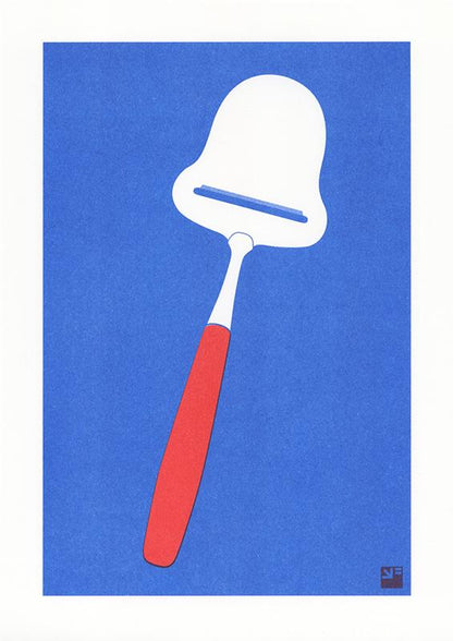 Minimalist risograph art print titled Cheese Slicer by VrijFormaat, featuring a red-handled cheese slicer on a deep blue background. Bold two-tone design inspired by everyday Dutch kitchen objects, printed on Biotop 160g paper in Utrecht. Perfect wall art for modern interiors and design enthusiasts.