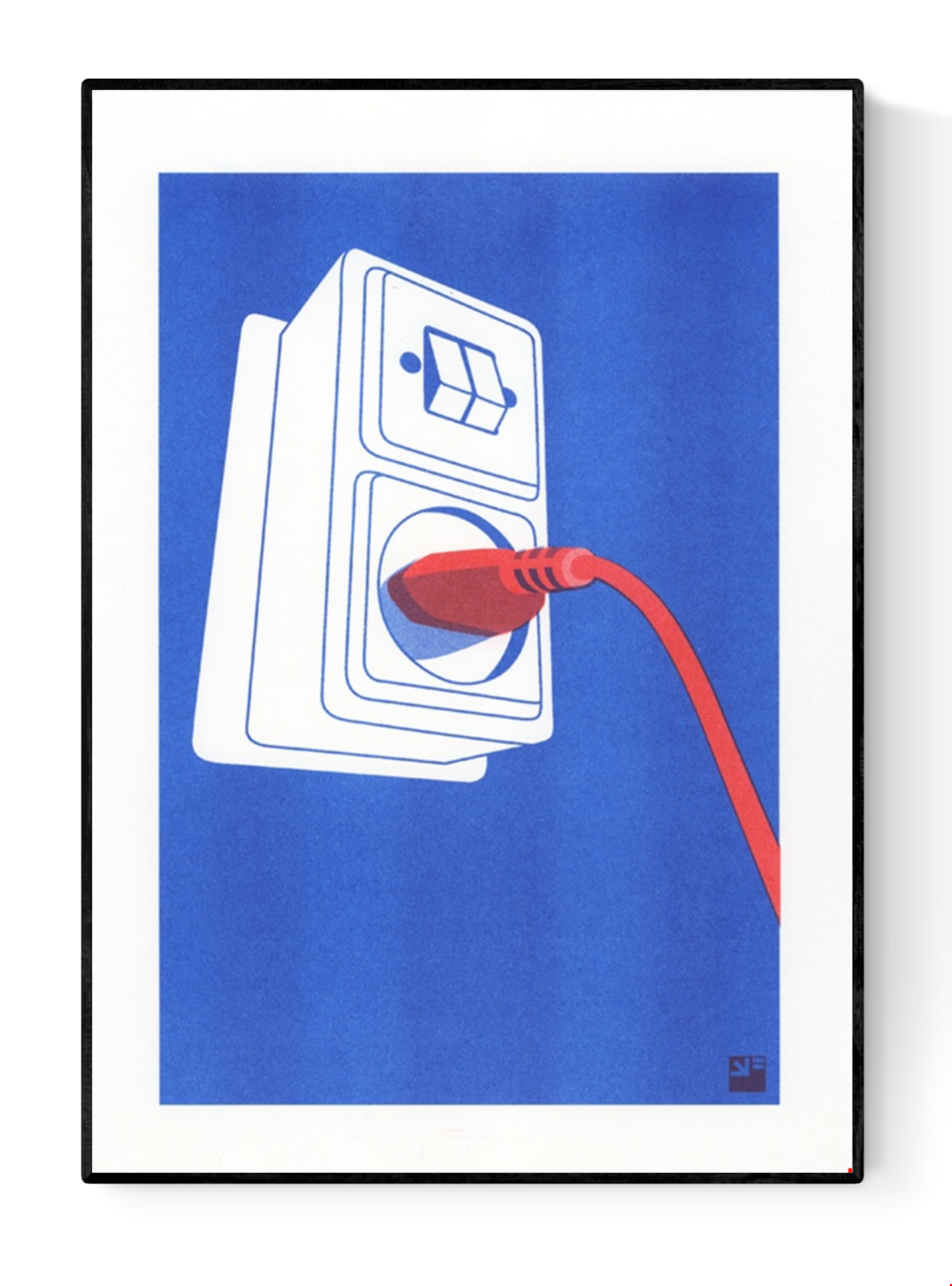 Risograph art print titled Socket by VrijFormaat — minimalist red and blue illustration of an electric wall plug and cord, printed on Biotop 160g A4 paper. Contemporary Dutch design artwork celebrating everyday objects, perfect for modern interiors and design lovers.