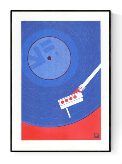 Minimalist risograph art print of a vinyl record in blue and red tones by VrijFormaat. Modern wall art celebrating music, retro design, and everyday nostalgia. Perfect decor for creative homes, studios, and music lovers in Belgium, the Netherlands, France, and Germany.