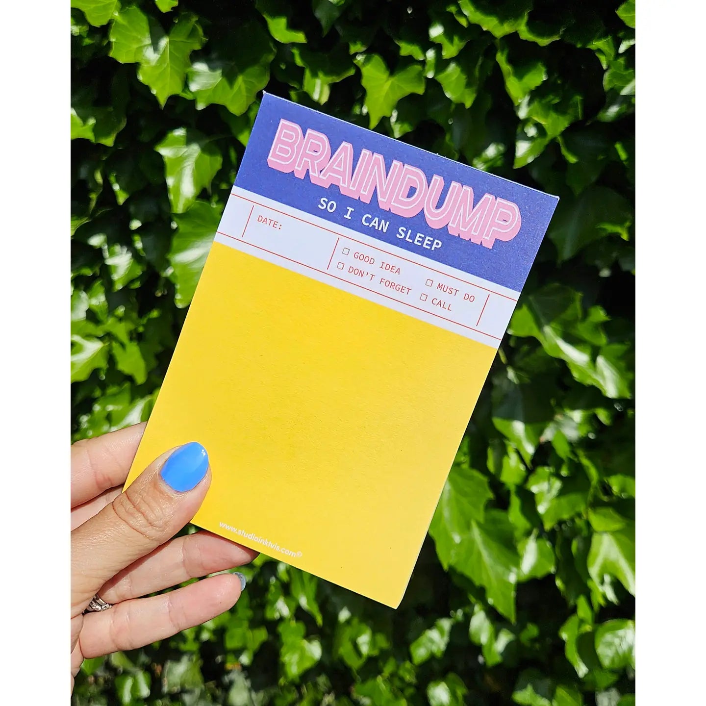 Bright yellow A6 notepad titled “Braindump so I can sleep” by Studio Inktvis, with checkboxes for tasks and ideas, ideal for mental clarity and night-time planning, printed in the Netherlands.