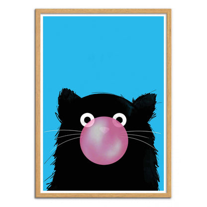 Chewing Bubble Gum Cat by Doozal – 30x40 cm art print of a black cat with big eyes blowing pink bubble gum on a bright blue background. Playful pop-culture inspired wall art, perfect for kids’ room or modern home decor. Printed in France/EU on eco-friendly FSC-certified paper, unframed illustration.