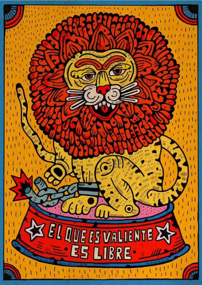 A3 art print titled Valentia by Spanish illustrator Asis Percales, featuring a cartoon-style lion with exaggerated red mane breaking a chain, sitting on a circus pedestal that reads "El que es valiente es libre" in bold red and yellow colors. Tattoo-inspired, eccentric, and full of symbolic energy. Made in Spain on 250g paper.
