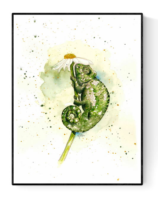Watercolor art print titled La Señora Carmen by Giu Watercolor featuring a green chameleon hugging a daisy stem, painted in fine detail on a white background – 30 x 40 cm giclée print made in Belgium.