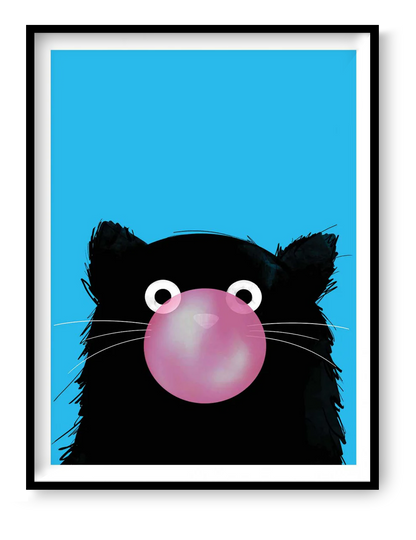 Chewing Bubble Gum Cat by Doozal – 30x40 cm art print of a black cat with big eyes blowing pink bubble gum on a bright blue background. Playful pop-culture inspired wall art, perfect for kids’ room or modern home decor. Printed in France/EU on eco-friendly FSC-certified paper, unframed illustration.