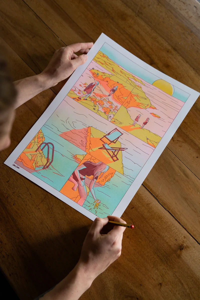 AOÛT 99 by Camille Berniard – limited edition 4-color risograph art print in warm pink, orange, and turquoise tones, depicting sunlit coastal scenes with figures and a deckchair. A nostalgic summer artwork on Munken Print White paper, signed and numbered by the French artist